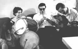 Compa&ntilde;eros del Coro. Malena, la esposa de Gerardo, toca una caja challera, Celia Lubenfeld el bombo, Horacio L&oacute;pez la quena y Masana la guitarra (1963). Aquel bombo ser&iacute;a utilizado para la construcci&oacute;n del cello leg&uuml;ero.