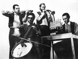 Foto publicitaria de Blancanieves y los siete pecados capitales (1969). Atr&aacute;s: Rabinovich y Mundstock. Al frente, Maronna y Masana.