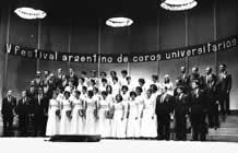 El coro de la Facultad de Ingenier&iacute;a durante el V Festival de Coros Universitarios (La Plata, provincia de Buenos Aires, 1964).