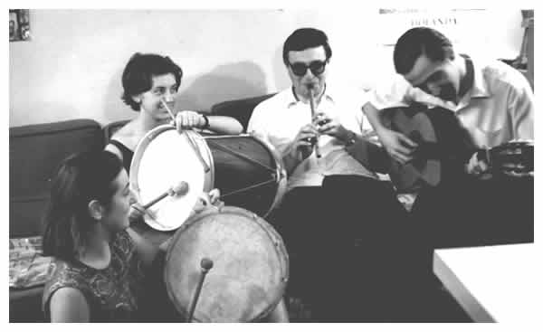 Compa&ntilde;eros del Coro. Malena, la esposa de Gerardo, toca una caja challera, Celia Lubenfeld el bombo, Horacio L&oacute;pez la quena y Masana la guitarra (1963). Aquel bombo ser&iacute;a utilizado para la construcci&oacute;n del cello leg&uuml;ero.