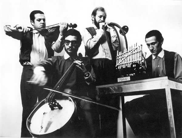 Les Luthiers cuentan la &oacute;pera (1968).&nbsp;Atr&aacute;s: Rabinovich y Mundstock. Al frente, Maronna y Masana.