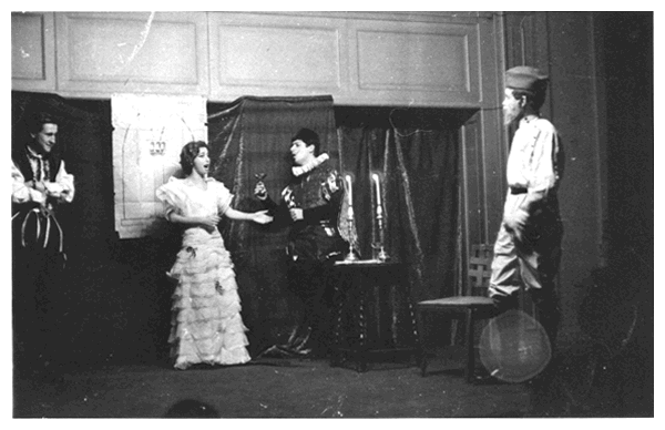 Escena de Il figlio del pirata, opera prima de lo que m&aacute;s adelante ser&iacute;a Les Luthiers. La Plata, provincia de Buenos Aires, 26 de septiembre de 1964. En escena, Gerardo Masana, Patricia Jaimovich, Carlos N&uacute;&ntilde;ez Cort&eacute;s y Marcos Mundstock.
