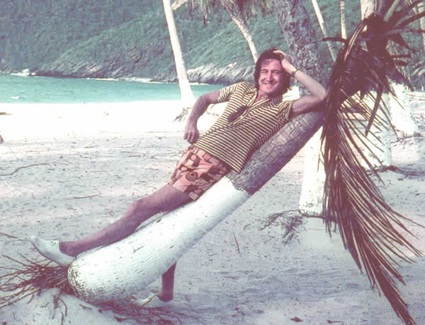 Masana en las playas de Venezuela, durante la primera gira internacional de Les Luthiers (1973). 