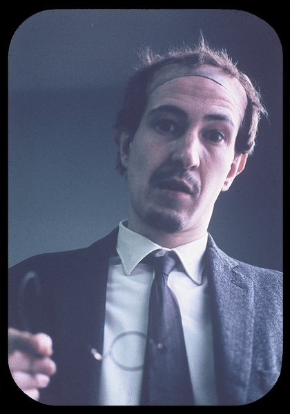 Foto tomada por Jorge Maronna:&nbsp;Gerardo Masana, con una peluca que hab&iacute;a sido de su abuelo, improvisa un personaje dram&aacute;tico".